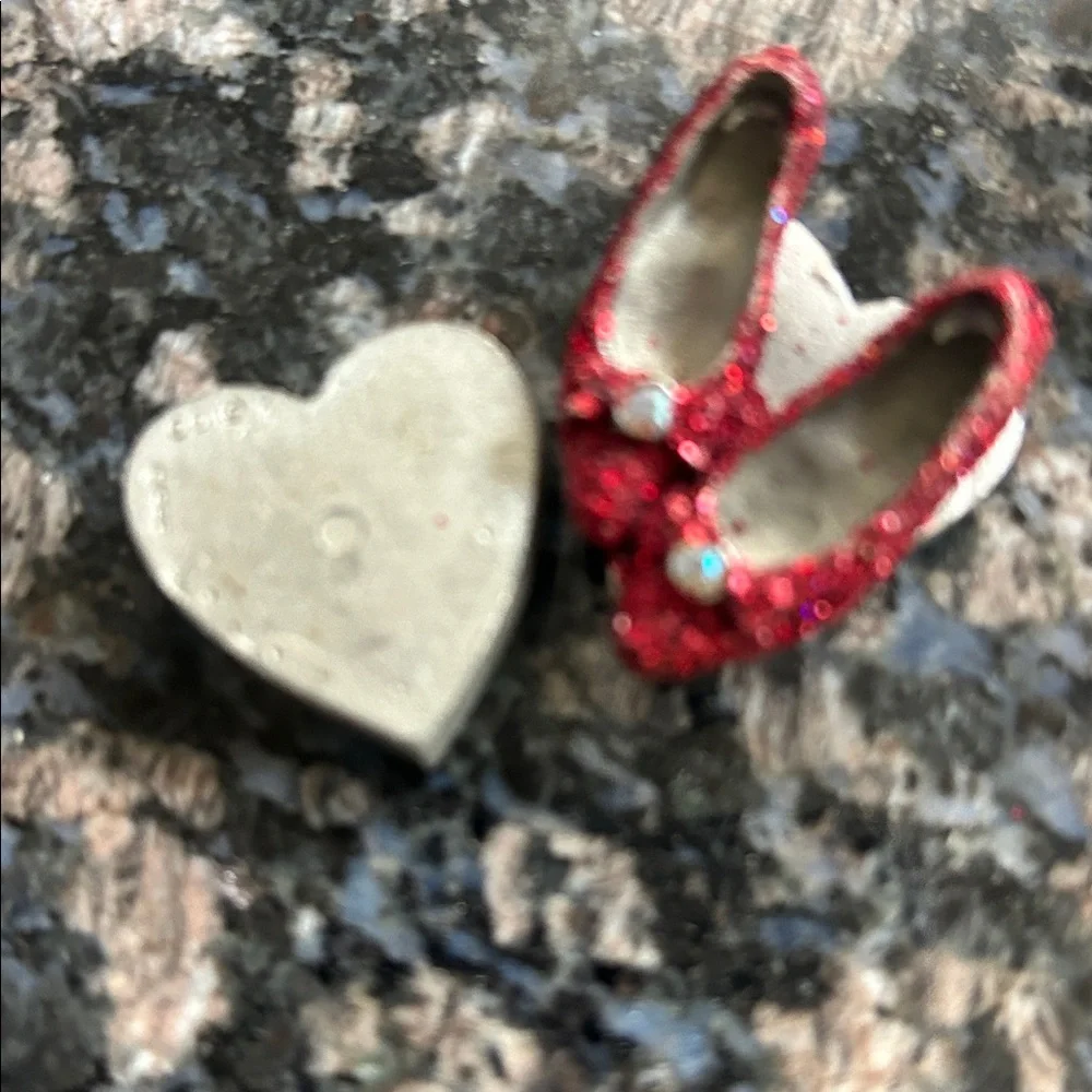 DOROTHY  INSPIRED RED MINI GLITTER SHOES & TIN MAN FIGURINE